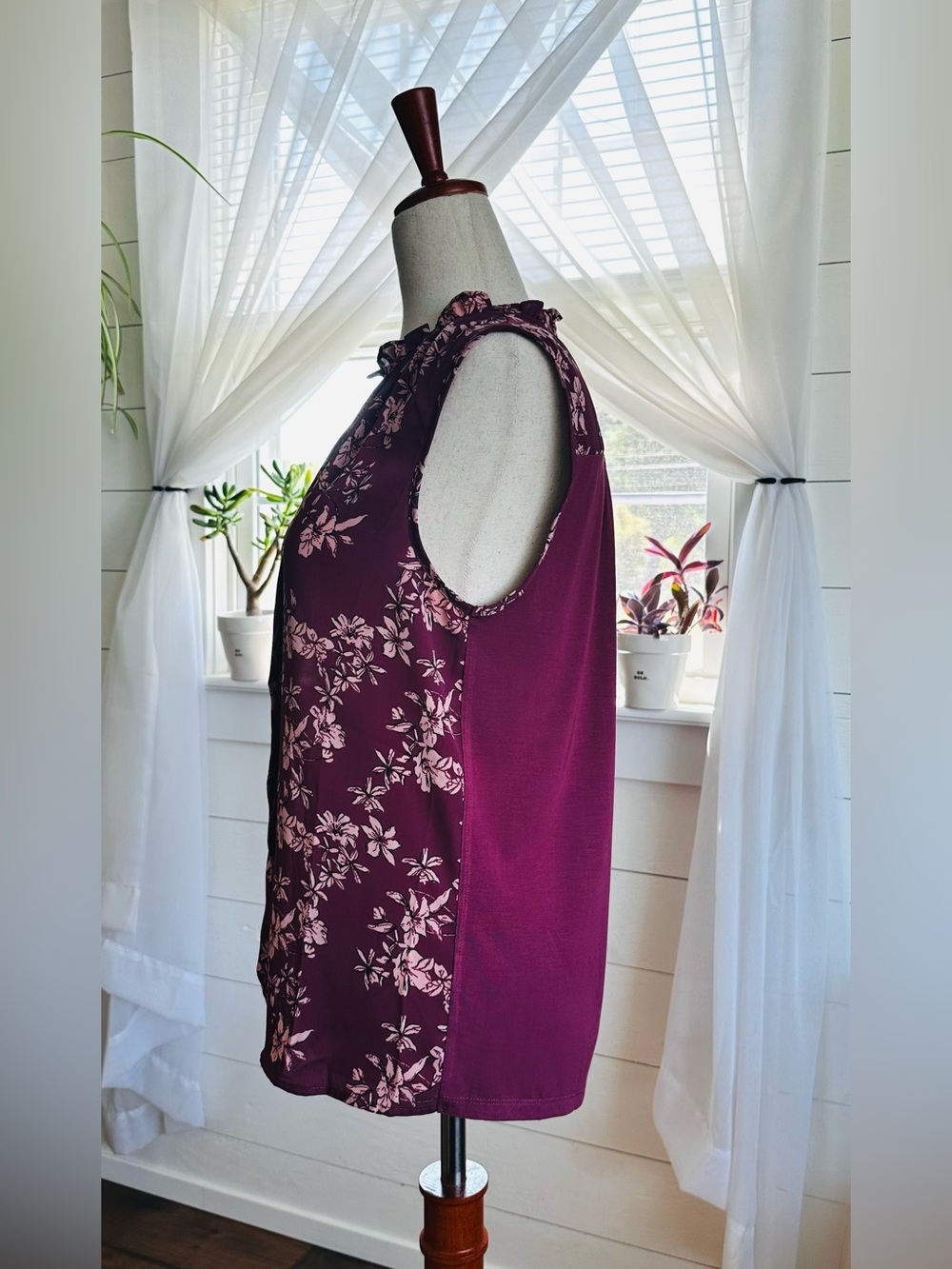 Market & Spruce Orlee Mixed Material Sleeveless Floral Burgundy Top
Size Small - Picture 2 of 7